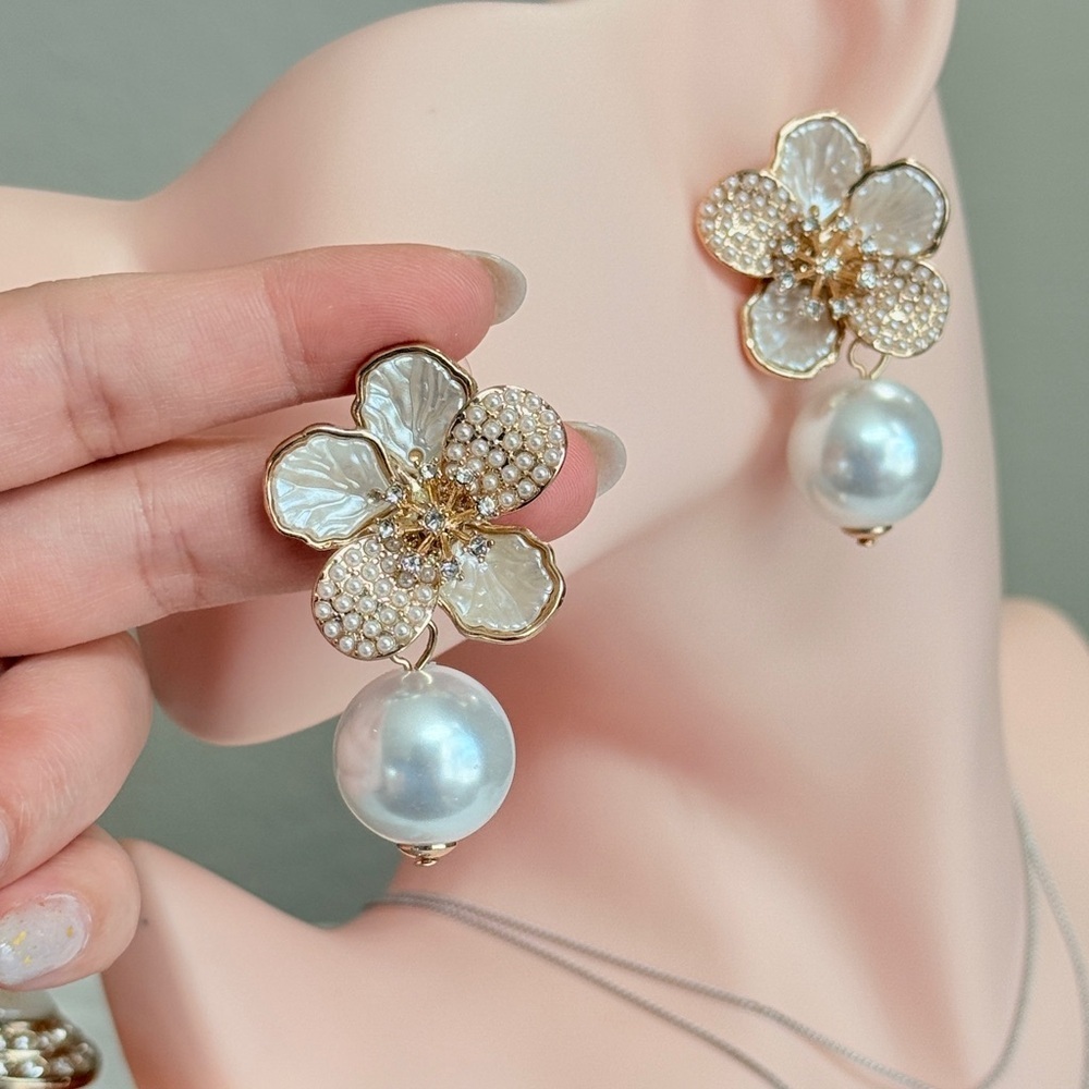 ⚜️ Elegant Gold and Pearl Flower Earrings - Picture 4 of 11